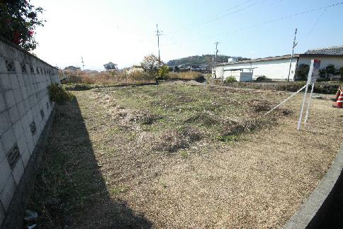 Local land photo. It is suitable for residential land. 