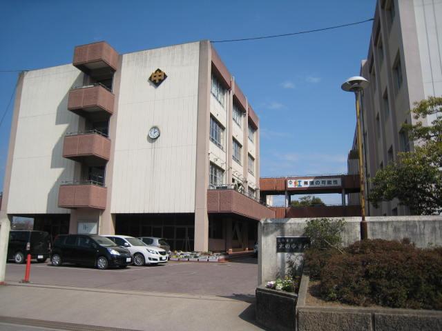 Junior high school. 1057m to Takamatsu Municipal Ota junior high school