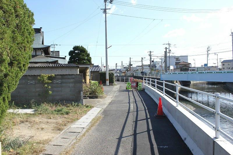 Local photos, including front road. There is a river on the south side of the front road, Spacious impression