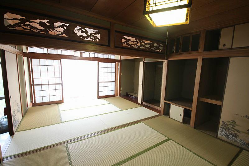Non-living room. It is about 12 quires of Japanese-style room of 2 between the More
