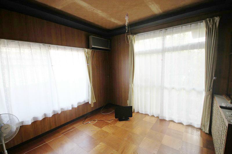 Non-living room. It is recommended to have an opening bedroom in the southeast where the morning sun is plugging