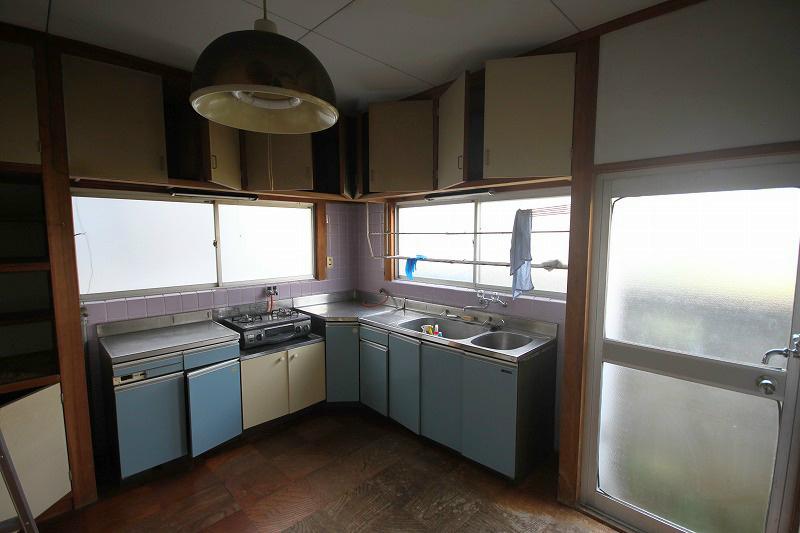 Kitchen. There is a window in the northwest, At hand is a bright L-shaped kitchen