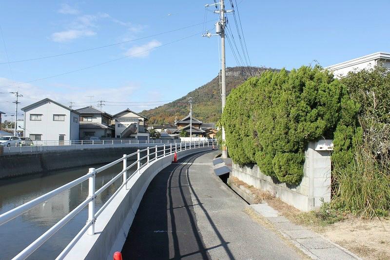 Local photos, including front road. Facing the traffic volume is small south road