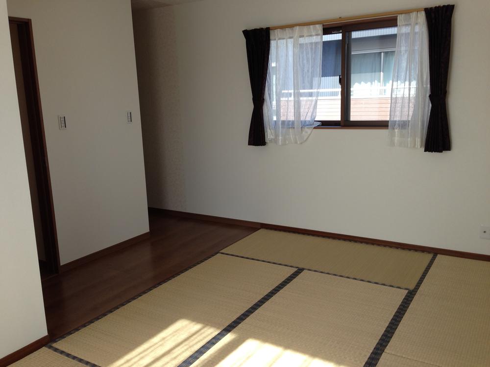 Non-living room. The second floor is 3 rooms. The bedroom has become the tatami and flooring. Back is a walk-in closet.