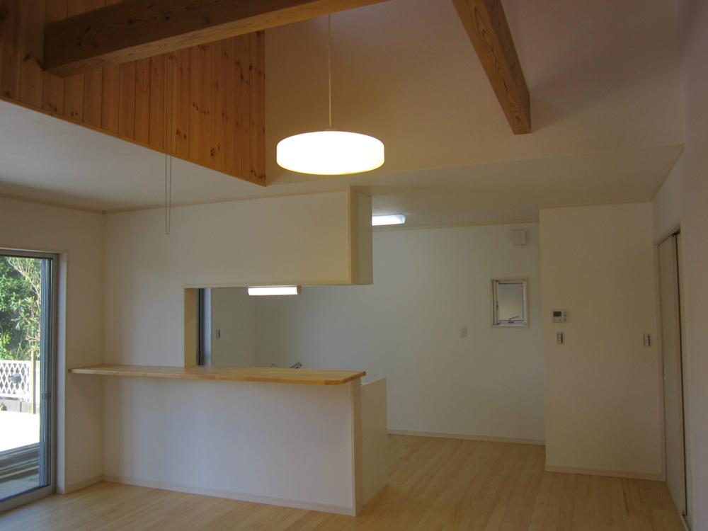 Living. Building internal uses solid wood, The house feel the warmth of the wood.