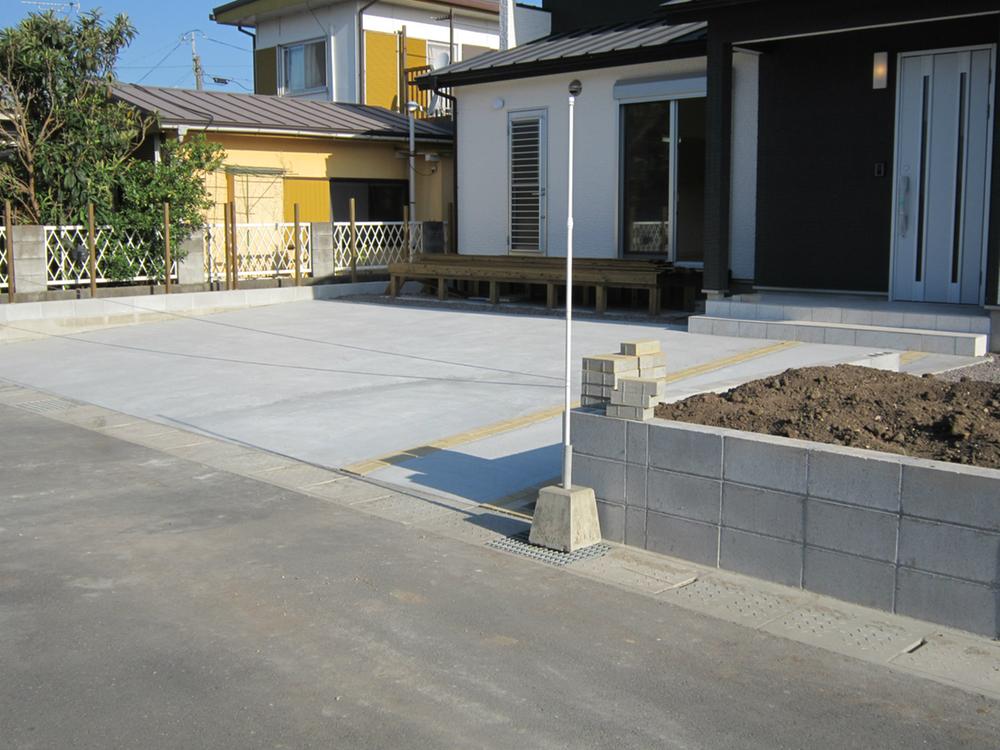 Parking lot. Since the car space is also available 3 cars, It can also correspond to the steep visitor!