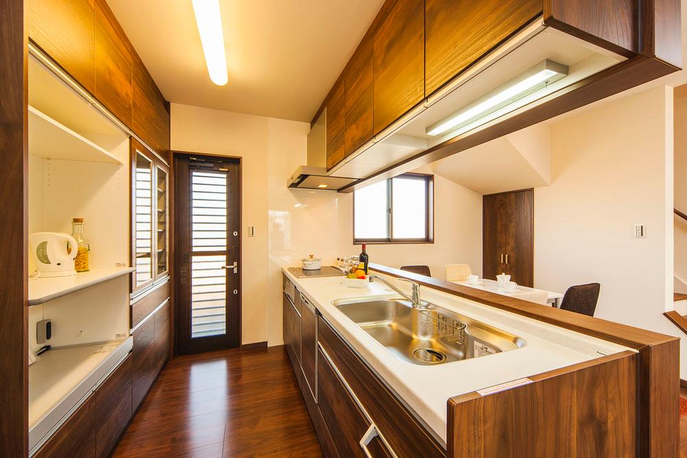 Kitchen. Stainless steel sink in the population marble counter is also equipped with cleaning Ease IH2 neck and Legends heater at the seam there is no gap less sink