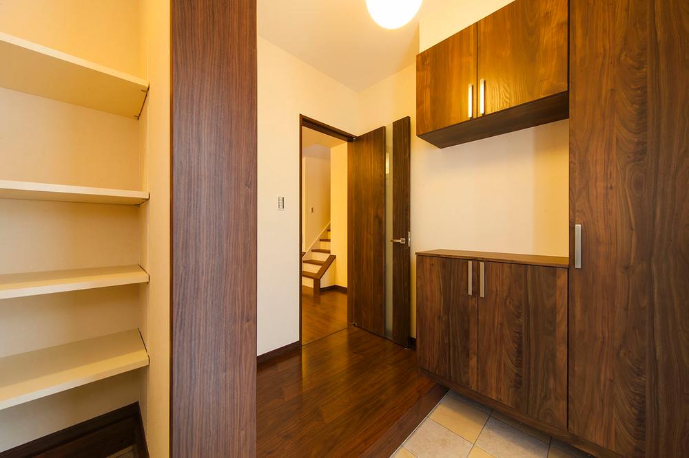 Entrance. Kutsutana is possible 64 feet storage. You can wash because the shelves are also made of resin. Doma storage There is also a stroller and golf back also easy storage