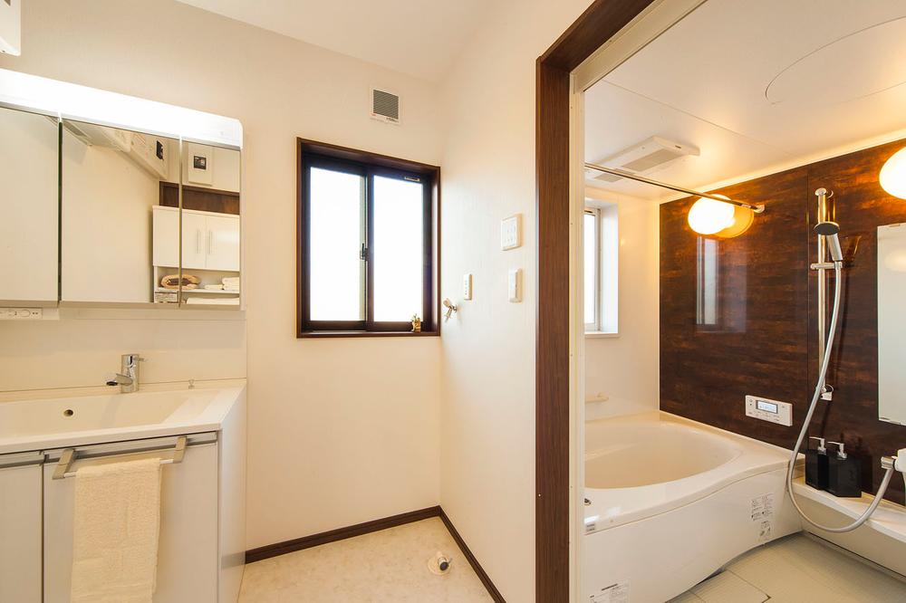 Wash basin, toilet. Wash basin is back in the three-sided mirror housing. It does not fog up in the winter of steam in the fogging shot mirror specification as a whole mirror of middle