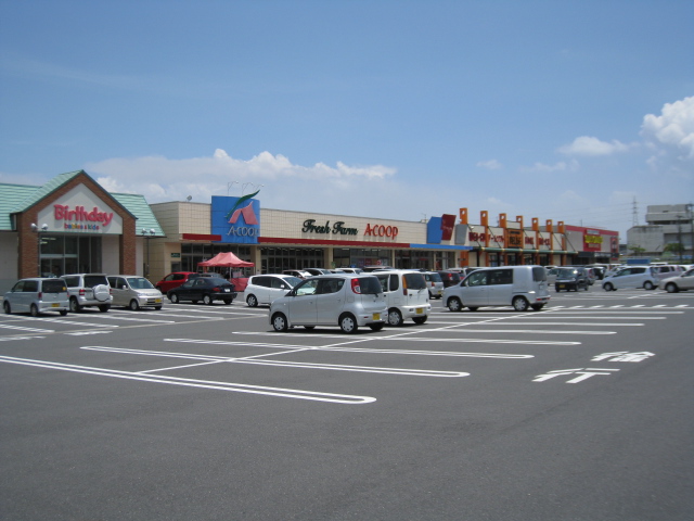 Shopping centre. Community 300m to Plaza (shopping center)