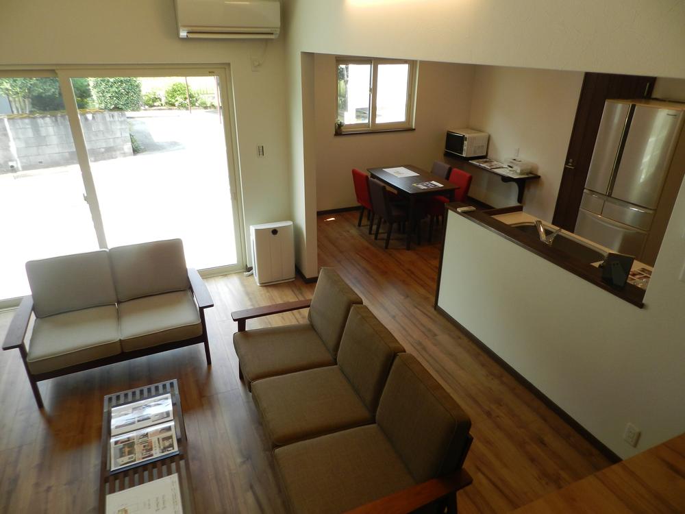Living. Spacious 19 tatami LDK is, Space of the family bathed in bright light. Family face-to-face every day at the center living, Are you out you can touch
