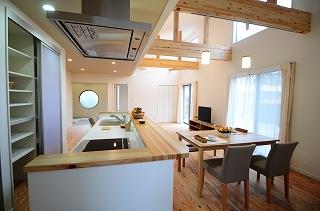 Living. LDK of kitchen island to solid floor. There is a storage of about also hide the refrigerator on the back.