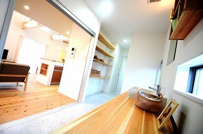 Spacious housework space is next to the living room. Toilet in the back ・ There is a bath, Water around even though together the compact is designed shorter housework flow line