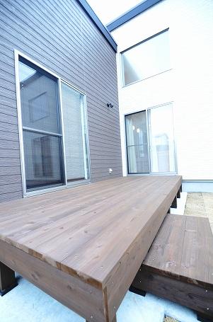 Garden. Wood deck that you can enter and exit from the bedroom and the living room.