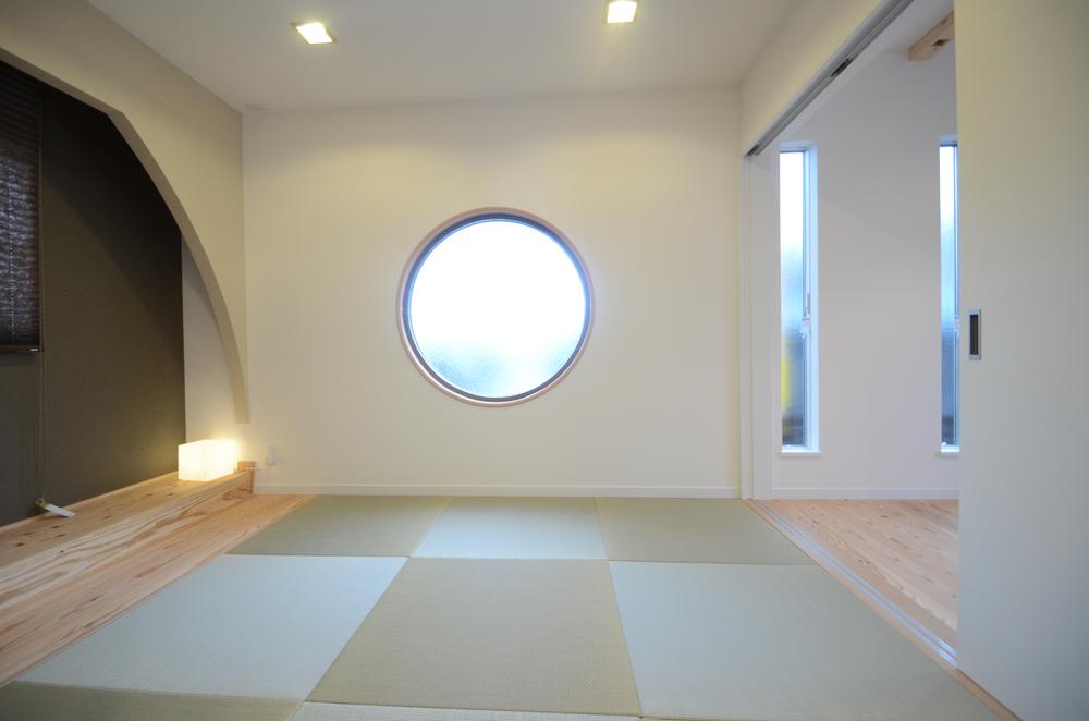 Non-living room. Capture you a lot of light from the round window. It also stuck to the spot lighting. Hinged door, depending on, Even as a private room, You can also use the open. Ryukyu tatami also be in atmosphere!