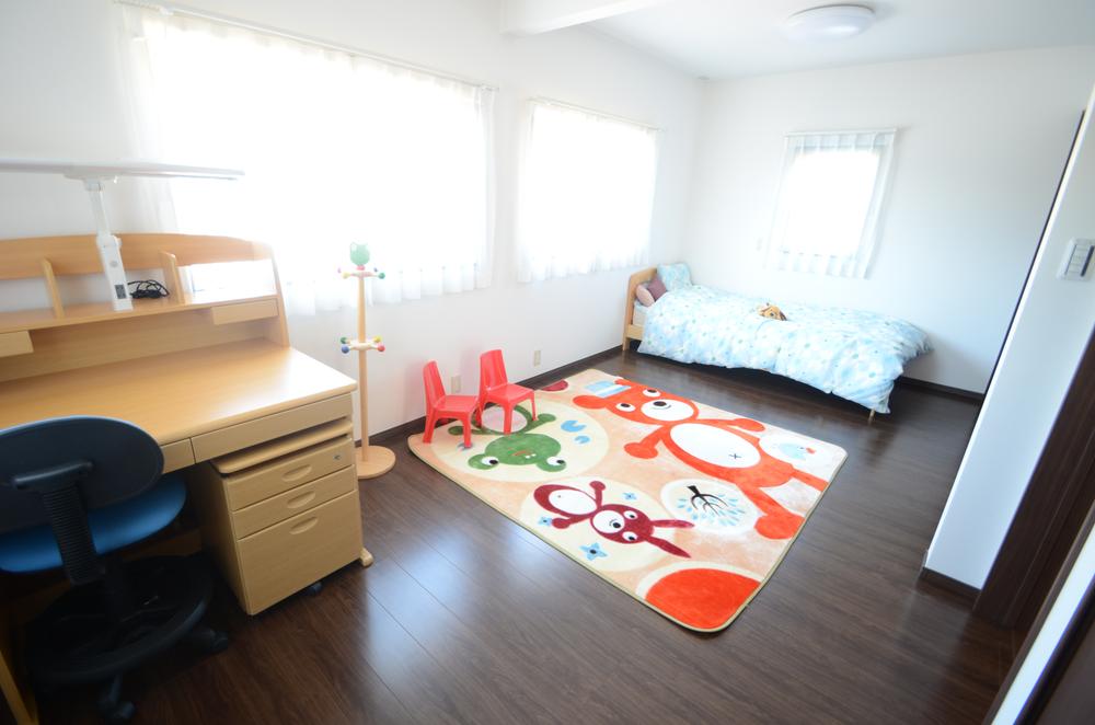 Other. Spacious children's room is becoming possible partition to meet the child's growth. Storage also is attached to each room so you clean up is also a breeze.