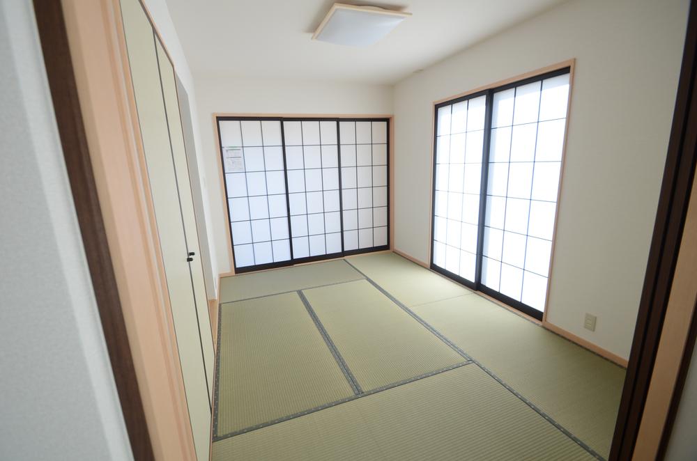 Other. 6 Pledge of Japanese-style room is because there in the front door next to, It can also correspond to the steep visitor. Plug is plenty of sunlight from the large windows.