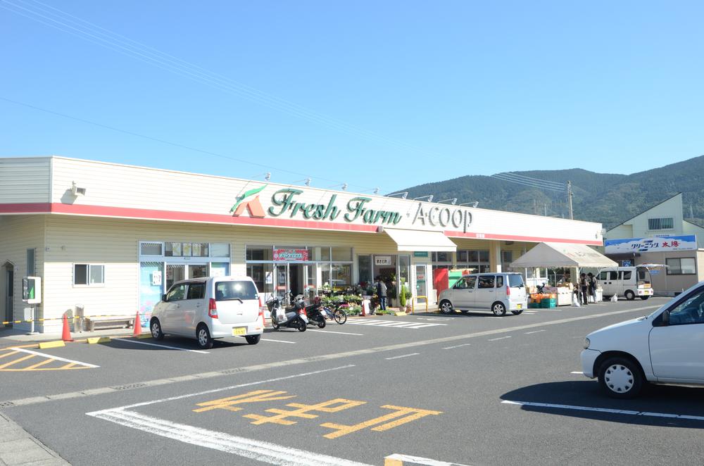 Supermarket. 700m to A Coop Hiyoshi store