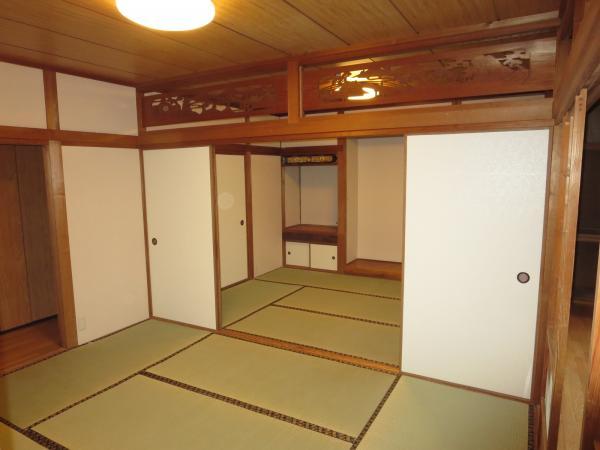 Non-living room. There are 12 mats between Japanese-style connection