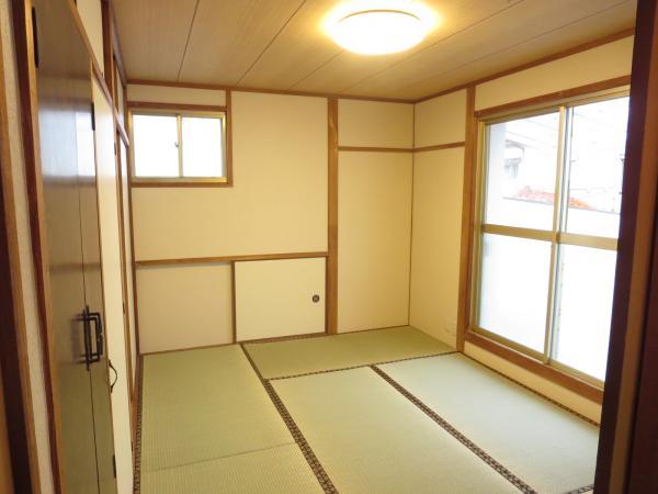 Non-living room. Bright two-plane daylight 6-mat Japanese-style room