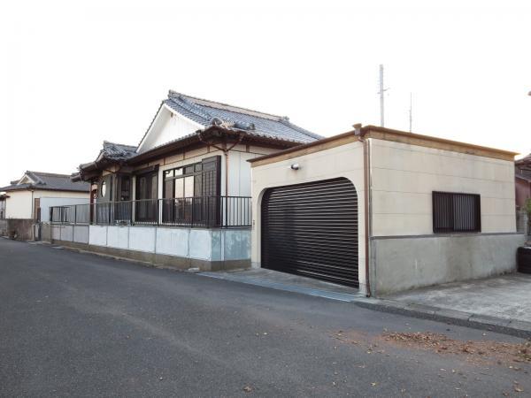 Local appearance photo. Japanese-style house with a garage