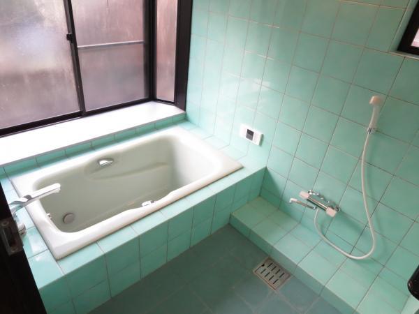 Bathroom. Spacious bath with bay window