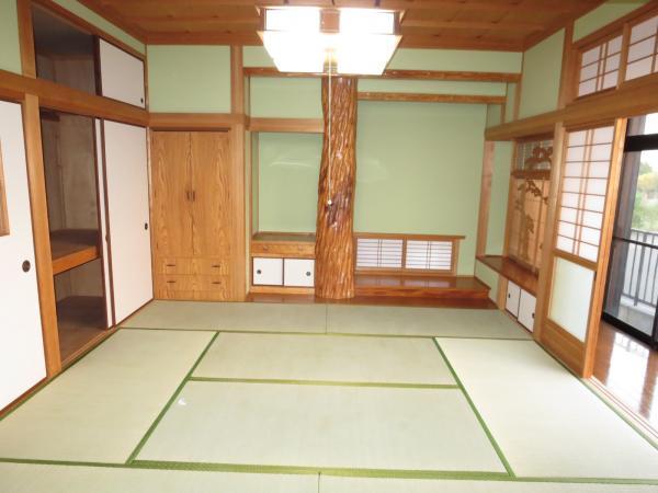 Non-living room. 8-mat Japanese-style room with an alcove post