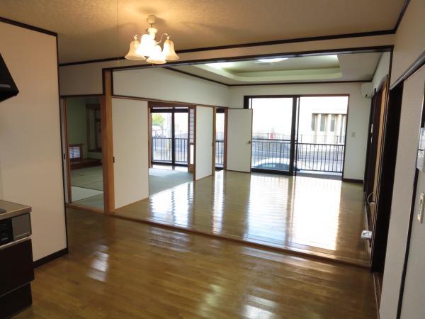 Living. Living room and kitchen is bulkhead.