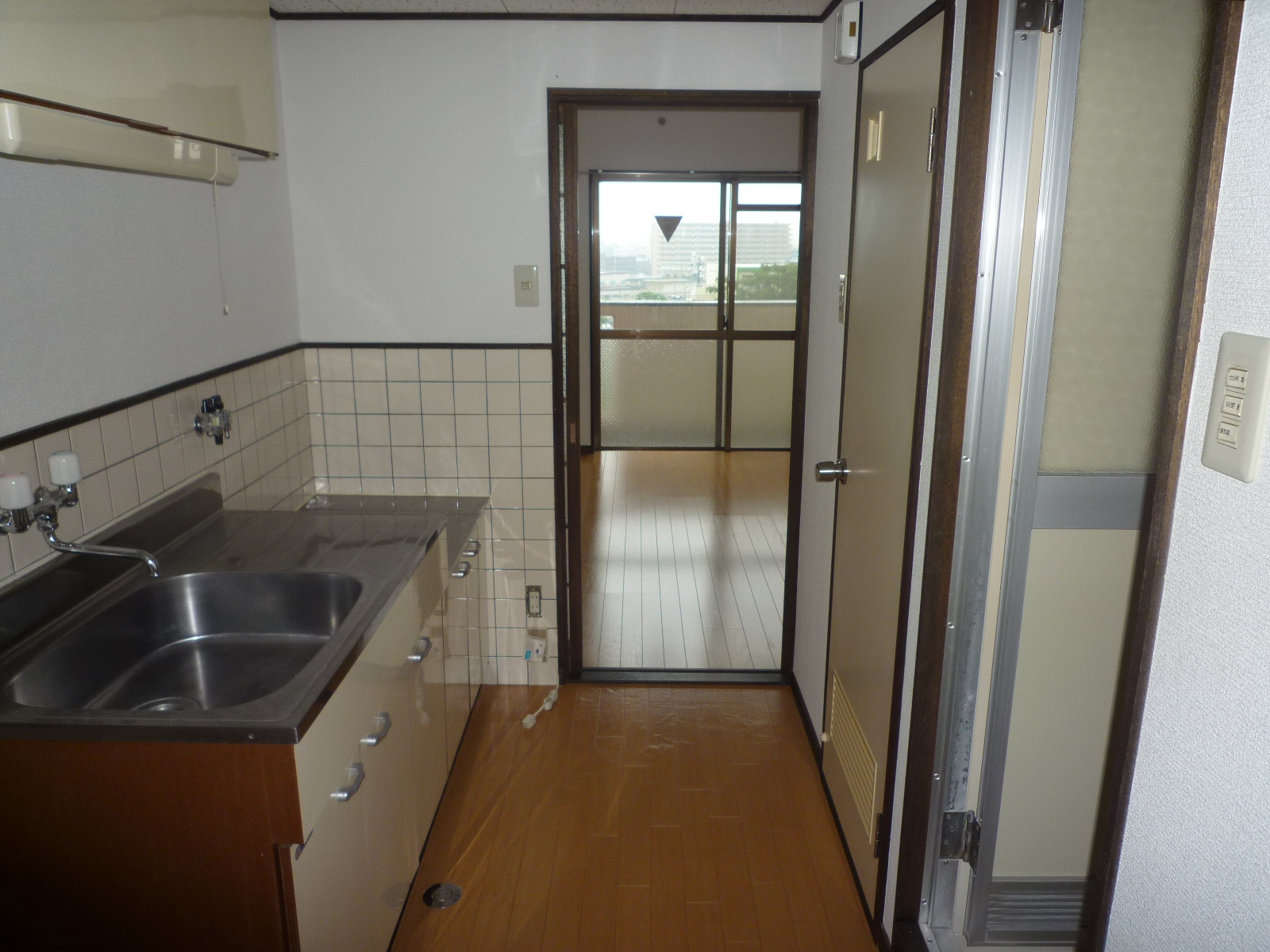 Entrance. There is also a feeling of cleanliness entrance of the kitchen next to