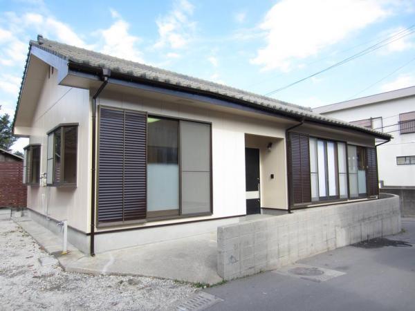Local appearance photo. It is a one-story house of 3LDK
