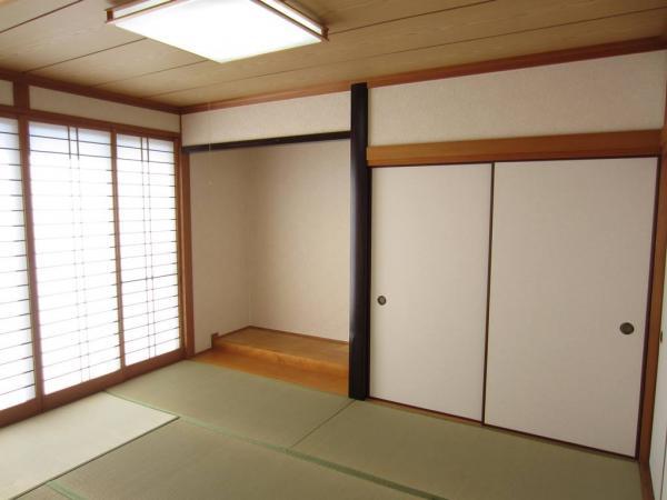 Non-living room. Bright Japanese-style room in storage plenty