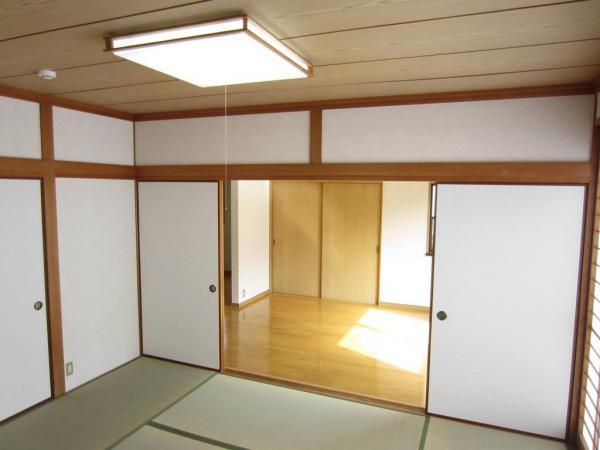 Non-living room. LDK and the connection between the Japanese-style room