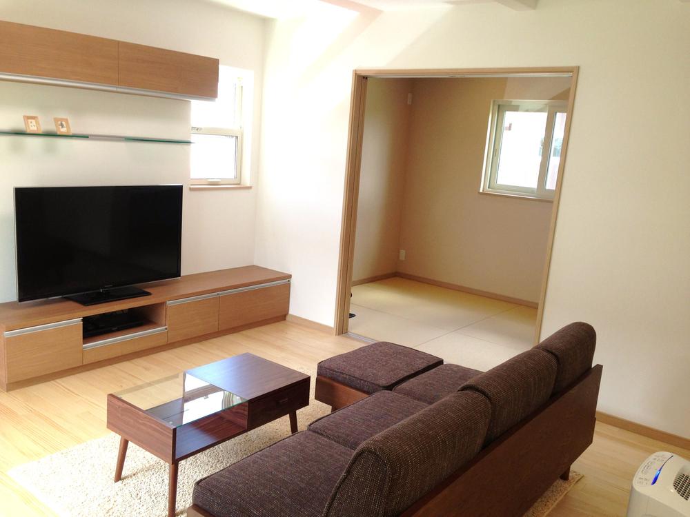 Spacious 18 tatami LDK is, Space of the family bathed in bright light. Family face-to-face every day at the center living, Are you out you can touch