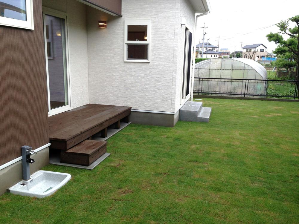Garden. Or summer Why such as barbecue on the south-facing wide wood deck and garden?