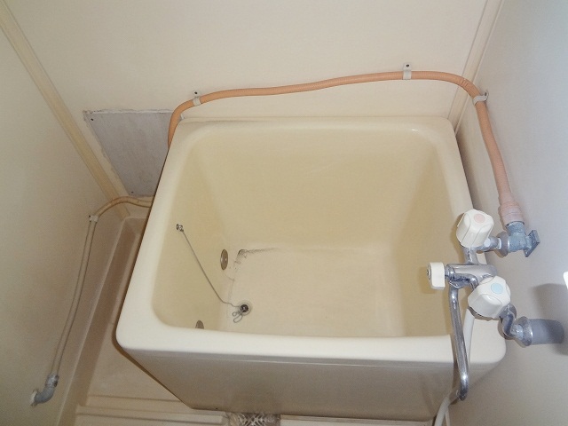 Bath. Simple is a bathtub. You can use widely the washing place.