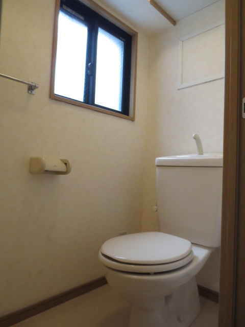 Toilet. Ventilation easy window with toilet!