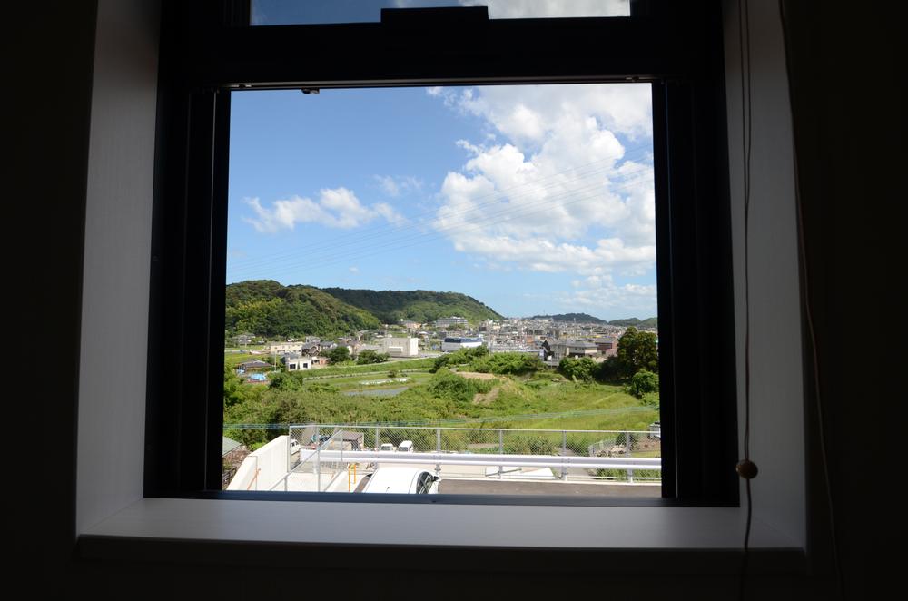 It is situated in the east of the hill, View preeminent, Day is good. A view from the first floor Japanese-style room window.