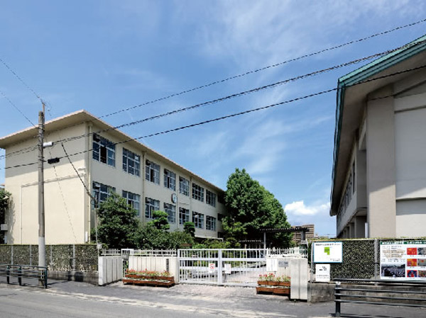 Surrounding environment. South Junior High School (a 12-minute walk / About 940m)