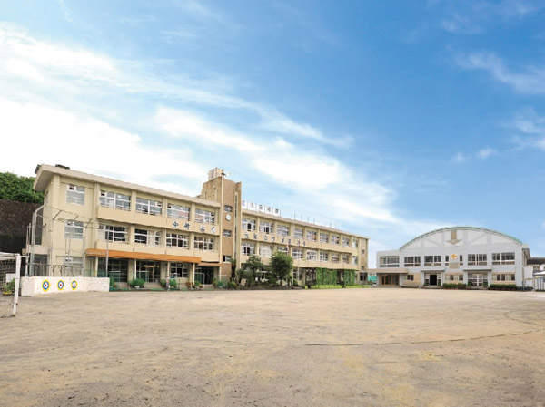 Surrounding environment. Getaway spots also enhance, small ・ Located at a distance of worry junior high school. Bank, post office, The hospital is also a living ease within walking distance. (Photo Usuki elementary school)