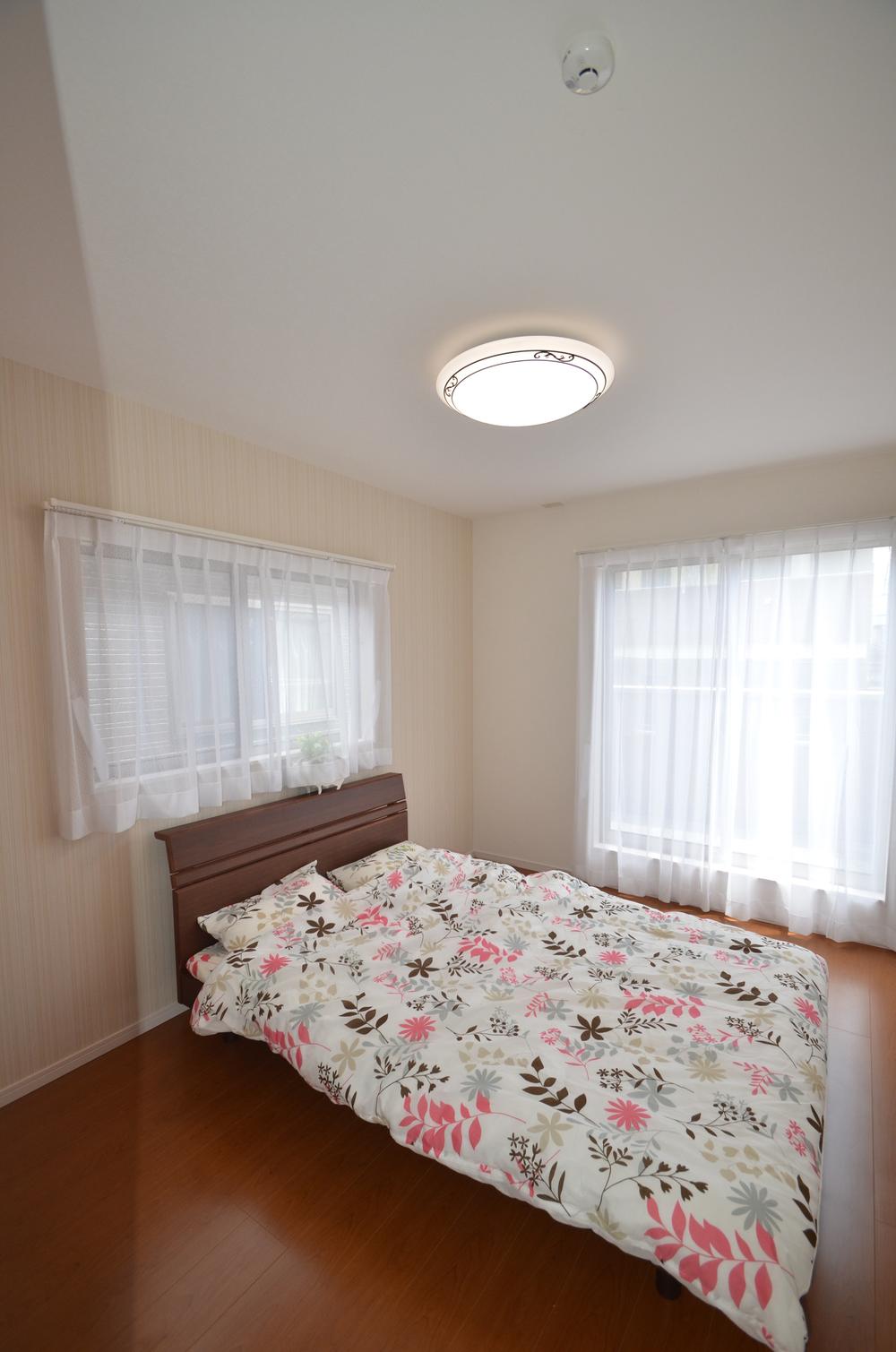 Other introspection. Second floor of the main bedroom is greeted in the morning and refreshing in the bright morning light in the two-sided lighting likely
