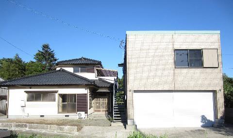 Local appearance photo. With a large garage office (right)