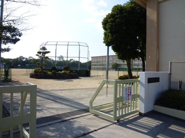 Junior high school. Sakuragaoka 1067m until junior high school (junior high school)