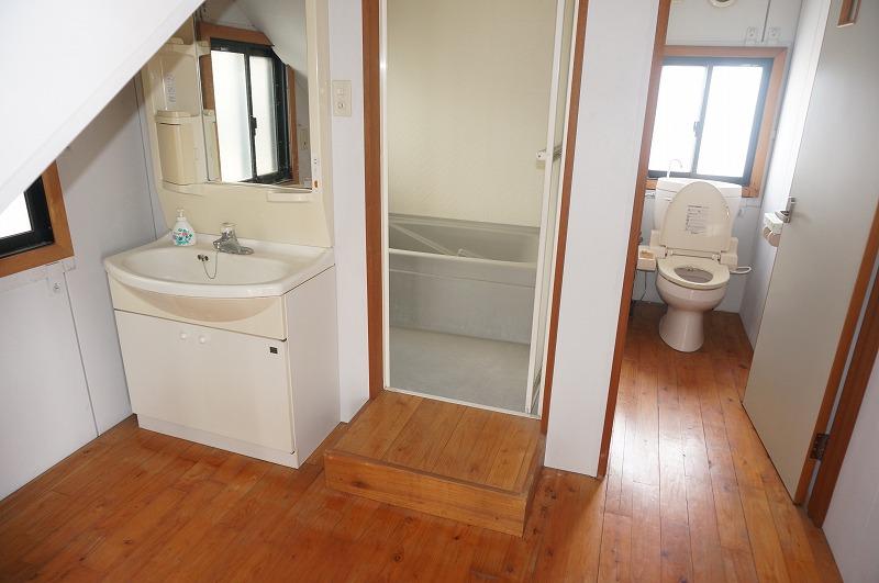 Wash basin, toilet. 3rd floor Wash dressing room