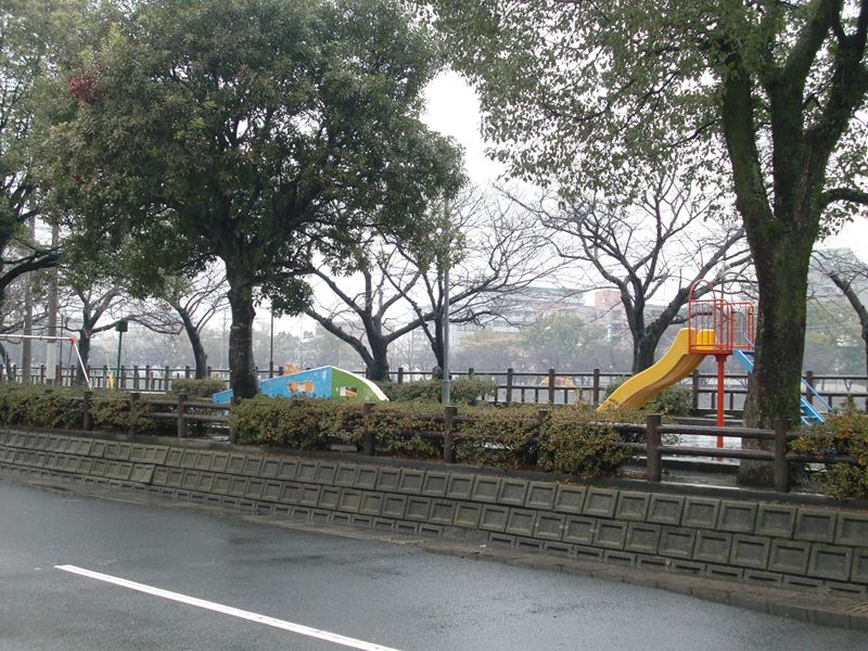 park. Kotsukigawa 10m to the left bank of green space (park)