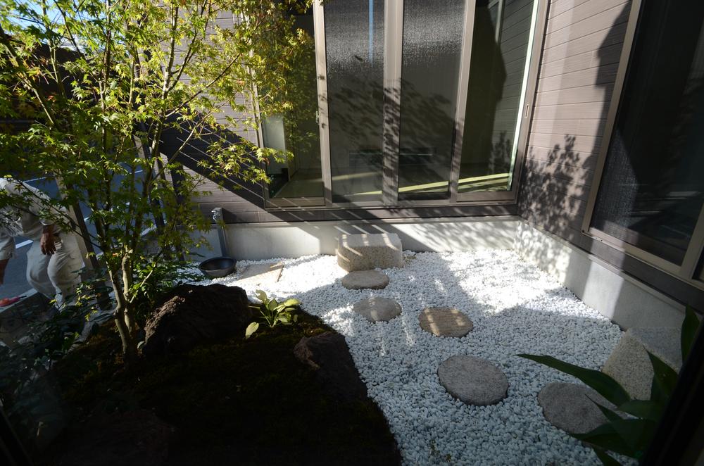 Other local. Entrance and LDK, The courtyard surrounding the Japanese-style room in the U-shape. Color is a rich space. Holiday is likely to be slowly reading by looking at the courtyard from the Japanese-style room.