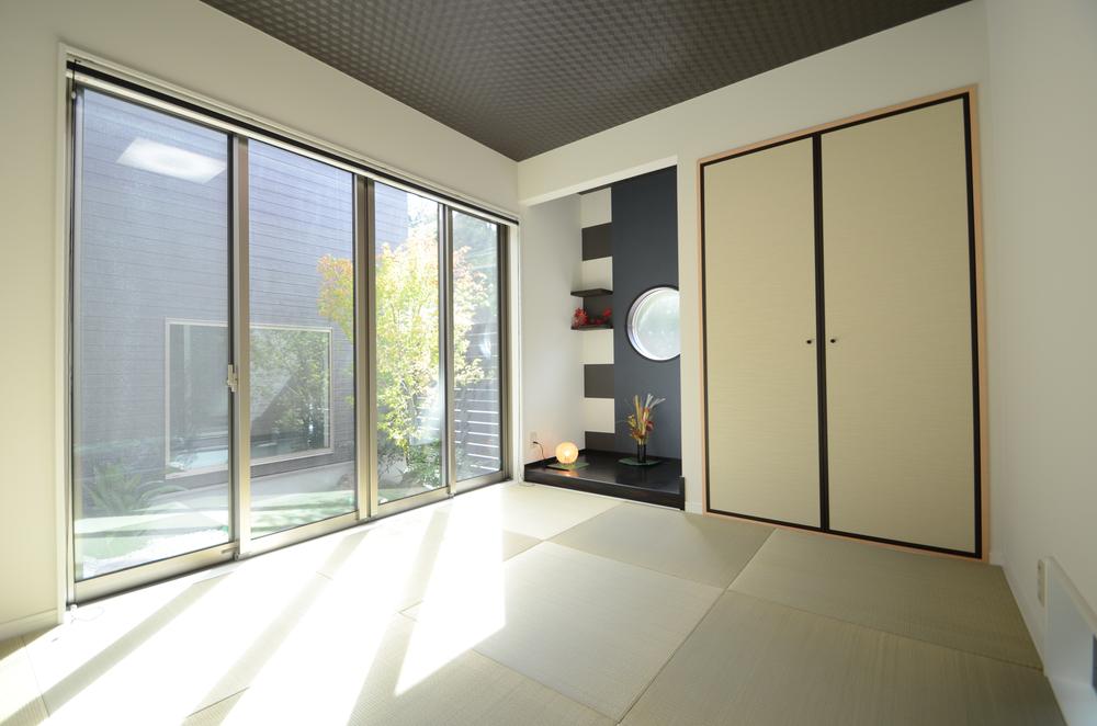 Non-living room. Space is 6 Pledge of Japanese-style room with a warm incorporating the accent on the ceiling. It is try to spent a slow holiday with views of the courtyard to enjoy the change of seasons?