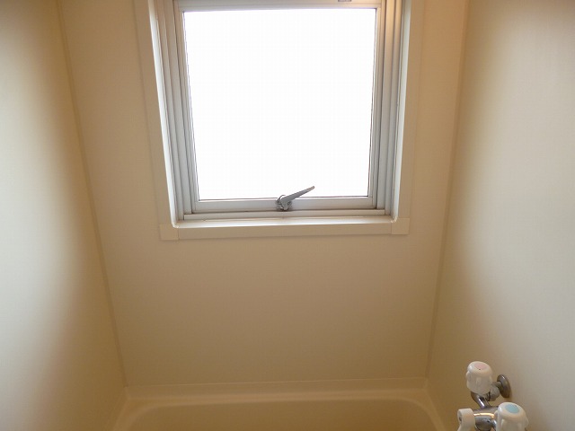 Bath. Window attached to the bathroom It is convenient to the ventilation