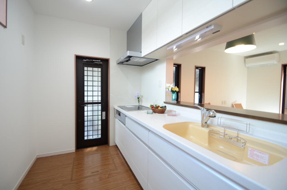 Kitchen. The kitchen is also looks neat gatherings of family in the face-to-face! It is excellent storage capacity! Ventilation because the back door is attached ・ Lighting also is perfect! There is also under-floor storage!