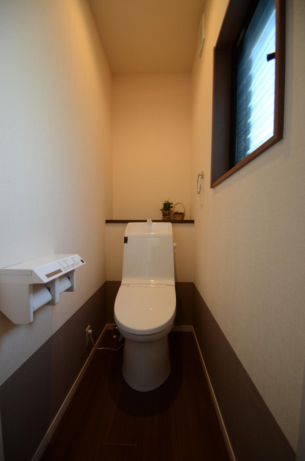 Toilet. The first floor toilet. Kamifukumoto model, It is also useful, such as before going to sleep because the second floor toilet is attached.