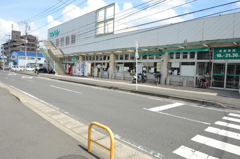 Supermarket. There are from 650m This Listing to a location of 650m up to Co-op south Taniyama shop. Because parking is also wide you can happily also day-to-day shopping! Because on a straight line there is also a primary school Taniyama, As it is after the shopping can go a child to pick up.
